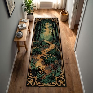 Puede incluir: Una alfombra rectangular para pasillo con una escena de bosque con un camino sinuoso. La alfombra tiene un fondo negro con detalles verdes, dorados y marrones. El borde tiene un diseño dorado ornamentado. La alfombra está colocada sobre un suelo de madera.