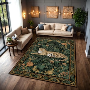Puede incluir: Una alfombra rectangular con un diseño de leopardo en un exuberante patrón floral. Los colores principales son verde, amarillo y negro. La alfombra está ubicada en un salón con sofás y plantas, creando un ambiente acogedor.