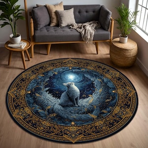 Pode incluir: Tapete redondo com uma ilustração detalhada de um gato olhando para uma lua brilhante em um céu estrelado. O tapete tem um fundo azul escuro com bordas e detalhes dourados ornamentais, criando um tema celestial.