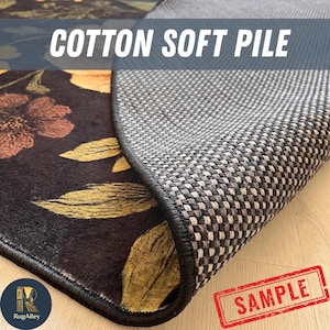 Puede incluir: Primer plano de una alfombra con un dise&ntilde;o floral en tonos marr&oacute;n, dorado y negro. El texto "COTTON SOFT PILE" es visible. La parte inferior de la alfombra tiene una textura tejida. Un sello rojo "SAMPLE" est&aacute; presente.