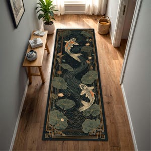 Könnte beinhalten: Ein rechteckiger, dunkelblauer Läuferteppich mit einem Koi-Teich-Design. Zwei Koi-Karpfen schwimmen zwischen Seerosen und fließendem Wasser. Der Teppich hat einen goldenen geometrischen Rand.