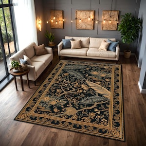 Puede incluir: Una alfombra rectangular grande con un fondo verde oscuro y un diseño detallado de flores y plumas en dorado y beige. La alfombra está colocada en un salón con sofás beige y suelo de madera, creando un ambiente cálido y acogedor.