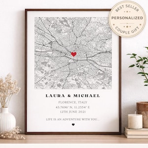 Può includere: Stampa personalizzata incorniciata di una mappa della città con un cuore rosso che segna una località a Firenze, Italia. La stampa include nomi, data e coordinate. Testo: "Regalo di coppia personalizzato".