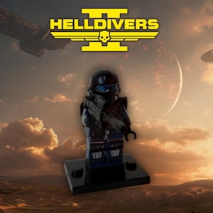 Puede incluir: Minifigura Lego de un soldado con armadura y casco negros, sosteniendo un rifle, sobre una base negra. La imagen presenta el logo amarillo "HELLDIVERS II". El fondo muestra naves espaciales, un planeta y un paisaje desértico.