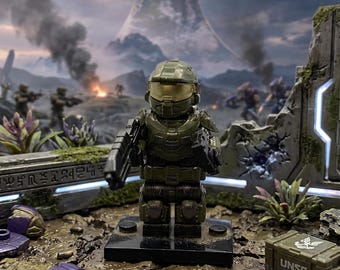 Minifigura de supersoldado espartano: guerrero blindado futurista con rifle.