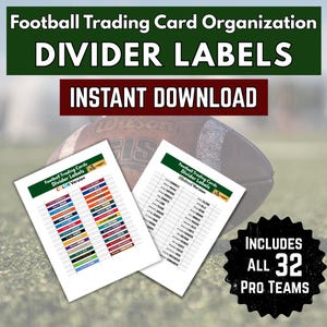 Op de afbeelding: Afbeelding van scheidingslabels voor voetbal trading cards. De labels zijn direct te downloaden en bevatten alle 32 profteams. De afbeelding toont twee vellen labels, één met kleurgecodeerde teamnamen en de andere in zwart-wit.