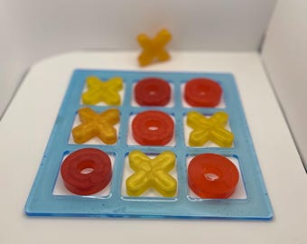 Juego de tres en raya de resina hecho a mano.