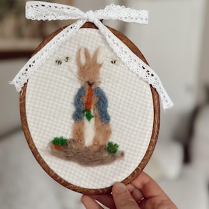 Puede incluir: Un juego de tres tazas de cerámica con un acabado mate moteado. Las tazas son de color crema, gris claro y gris oscuro. Cada taza tiene un diseño simple y minimalista.