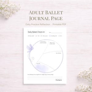 Könnte beinhalten: Eine druckbare PDF-Journalseite für die Reflexion der Ballettpraxis für Erwachsene. Die Seite enthält einen Abschnitt "Daily Ballet Check-In" mit Aufforderungen zur Selbstreflexion, einschließlich Fragen zum Körper, zur Aufmerksamkeit und zu den Gefühlen des Tänzers. Das Design beinhaltet eine florale Illustration.