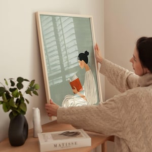 Stampa artistica minimalista digitale verde salvia con donna che legge, decorazione murale moderna e calma immagine 4
