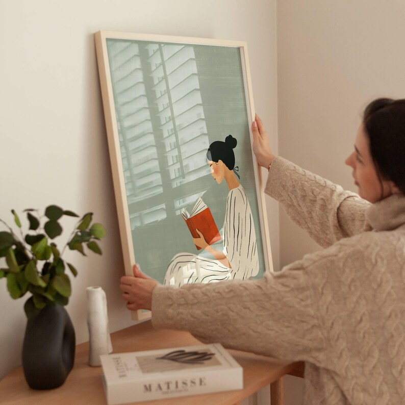 Stampa artistica minimalista digitale verde salvia con donna che legge, decorazione murale moderna e calma immagine 4