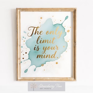 Könnte beinhalten: Gerahmter Kunstdruck mit dem goldenen Text "The only limit is your mind". Das Kunstwerk zeigt einen türkisfarbenen Aquarellspritzer mit goldenen Akzenten, alles in einem hellbraunen Holzrahmen. Der Druck stammt von Strawberry Tree Art Prints.