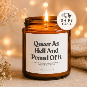 Vela "Queer As Hell And Proud Of It" | Vela de soja para presente do Orgulho LGBTQ+ | Vela perfumada para decoração de casa de aliados LGBTQ+
