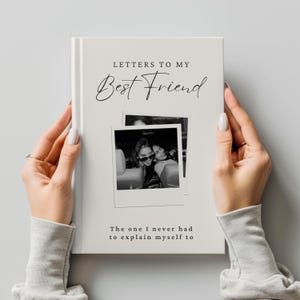 Peut inclure: Un livre crème intitulé "Letters to My Best Friend" avec une photo en noir et blanc. Le texte "The one I never had to explain myself to" est imprimé en dessous. Le livre est tenu par une personne.