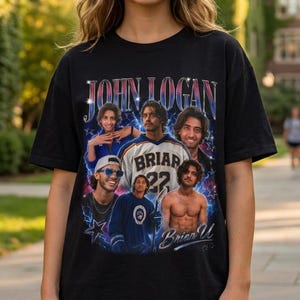 Peut inclure: Un t-shirt noir à manches courtes avec une impression graphique portant le texte JOHN LOGAN en haut et Briar U en bas. Le motif comprend plusieurs portraits photographiques d'un homme, dont un portant un maillot avec le numéro 22.