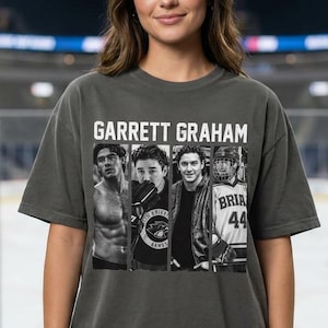 Puede incluir: Una camiseta de manga corta gris carbón con el texto GARRETT GRAHAM en letras mayúsculas blancas sobre cuatro paneles fotográficos en blanco y negro que muestran a una persona en varias poses, incluida una con una camiseta de hockey con el número 44.