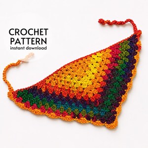 Puede incluir: Un pañuelo triangular de ganchillo con un vibrante degradado arcoíris de colores de hilo que incluyen naranja, amarillo, rojo, verde y morado. El texto CROCHET PATTERN instant download está impreso en negro en el lado izquierdo del artículo.