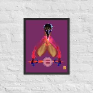 Könnte beinhalten: Gerahmter abstrakter Kunstdruck mit einer stilisierten vogelartigen Figur mit schwarzem Kopf, rosa und goldenen Federn und einer horizontalen orangefarbenen und blauen Linie. Das Kunstwerk ist vor einem violetten Hintergrund angeordnet.