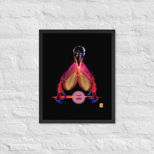 Könnte beinhalten: Gerahmter Kunstdruck mit einem abstrakten Design. Das Kunstwerk zeigt eine zentrale vogelähnliche Figur in Rosa, Orange und Blau vor einem schwarzen Hintergrund. Das Stück ist in einem schwarzen Rahmen gefasst, was die moderne Ästhetik unterstreicht.