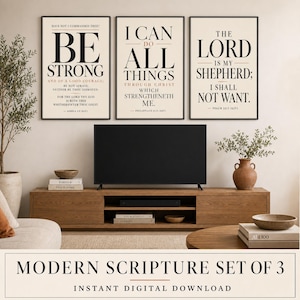Puede incluir: Un conjunto de tres láminas de pared enmarcadas con fondo crema y tipografía negra con serifa. La lámina de la izquierda dice BE STRONG, la central I CAN DO ALL THINGS y la de la derecha THE LORD IS MY SHEPHERD.