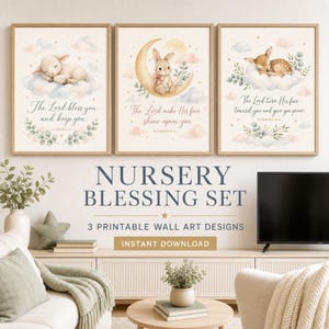 Puede incluir: Un conjunto de tres láminas decorativas con ilustraciones en acuarela de un cordero durmiendo, un conejo sobre una luna creciente y un cervatillo durmiendo, con nubes pastel, vegetación y texto religioso en un marco de madera clara.