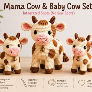 Puede incluir: Un conjunto de ganchillo con una vaca grande y dos pequeñas, todas de color crema con manchas marrones, hocicos rosas y pequeñas campanas de latón. El texto dice Mama Cow & Baby Cow Set, Integrated Spots (No Sew Spots) y más.