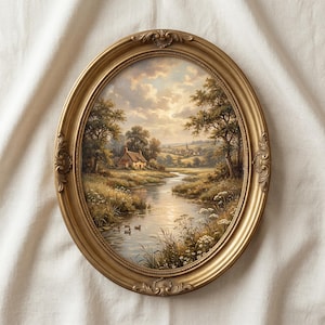 Peut inclure: Peinture encadrée de forme ovale représentant un paysage serein avec une rivière, des arbres et un petit cottage. Le cadre est doré avec des détails ornés. L'œuvre présente une palette de couleurs chaudes avec un ciel nuageux.