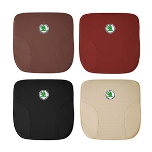 Puede incluir: Cuatro cojines para asientos de coche en diferentes colores: marrón, rojo, negro y beige. Cada cojín tiene una superficie texturizada y un emblema circular con un diseño verde y blanco.