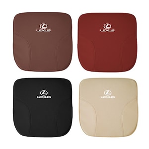 Puede incluir: Cuatro cojines cuadrados para asientos de coche en diferentes colores: marrón, rojo, negro y beige. Cada cojín tiene el logotipo de Lexus impreso en blanco en la parte superior.