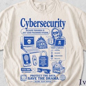 Könnte beinhalten: Elfenbeinfarbenes T-Shirt mit einem blauen Grafikdesign zum Thema Cybersicherheit. Das Design enthält das Wort "Cybersecurity" und den Satz "Protect the Data. Save the Drama." sowie Illustrationen von Schädel, Computer und Sicherheits-Icons.