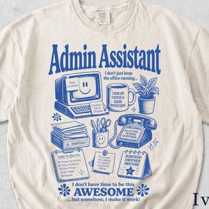 Könnte beinhalten: Elfenbeinfarbenes T-Shirt mit blauem Grafikdesign. Das Design zeigt den Schriftzug "Admin Assistant" und verschiedene Büro-Illustrationen wie Computer, Kaffeetasse und Telefon. Der Text auf dem Shirt lautet: "I don't have time to be this AWESOME...but somehow, I make it work!"