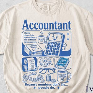 Può includere: T-shirt color avorio con un design grafico blu. Il design presenta la parola "Accountant" sopra una calcolatrice a fumetti, una tazza di caffè e altre immagini relative alla contabilità. Il testo recita "I turn chaos into spreadsheets and caffeine into answers."