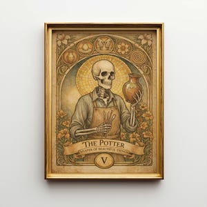 Könnte beinhalten: Gerahmter Kunstdruck mit einem skelettartigen Töpfer, der eine Vase und Werkzeuge hält. Das Kunstwerk im Vintage-Stil zeigt den Text "THE POTTER, SHAPER OF BEAUTIFUL THINGS" auf einem Banner.