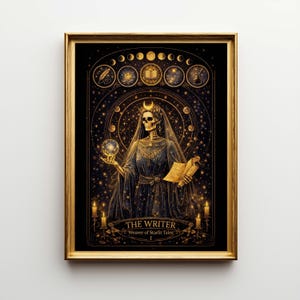 Könnte beinhalten: Gerahmter Kunstdruck mit einer skelettartigen Figur, die mit einer Halbmondkrone geschmückt ist und ein dunkelblaues Gewand trägt. Das Kunstwerk zeigt eine Kristallkugel, ein Buch und den Text "THE WRITER". Der Hintergrund ist eine Sternennacht mit goldenen Akzenten.