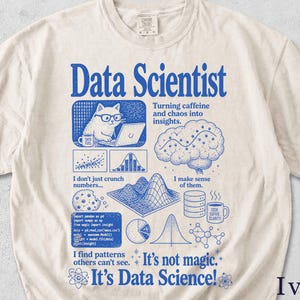 Könnte beinhalten: Elfenbeinfarbenes T-Shirt mit blauem Grafikdesign. Das Design enthält die Worte "Data Scientist" und verschiedene datenbezogene Illustrationen, wie eine Katze mit Brille, einen Laptop und Diagramme. Der Text lautet "It's not magic. It's Data Science!"