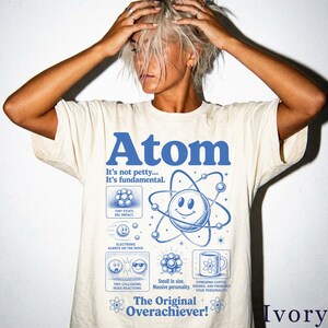 Camiseta Atom | Camiseta retro científica divertida | Regalo para nerds de la física | Camiseta gráfica unisex 73MW6Z imagen 6