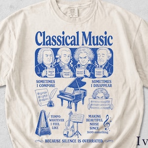 Könnte beinhalten: Ein elfenbeinfarbenes T-Shirt mit einem blauen Grafikdruck von vier klassischen Komponisten, die Tassen mit der Aufschrift Bach to Basics, Mozart Mode, Too Many Notes und Tchai-Chill halten, sowie ein Klavier, eine Geige, ein Metronom und der Text Classical Music.