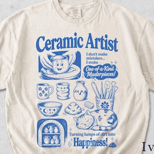 Könnte beinhalten: Elfenbeinfarbenes T-Shirt mit einem blauen Aufdruck mit der Aufschrift "Keramikkünstler". Das Design umfasst Illustrationen von Keramik, Werkzeugen und einer schlafenden Katze. Der Text auf dem Shirt lautet "Ich mache keine Fehler... Ich mache einzigartige Meisterwerke!" und "Klumpen Dreck in Glück verwandeln!"