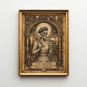 Könnte beinhalten: Gerahmte Illustration in Sepia-Tönen, die eine skelettartige Figur mit Baskenmütze zeigt, die eine Feder und einen Schädel hält. Das Bild enthält den Text "THE WRITER" und "Weaver of Dark Tales" auf einem Banner. Das Kunstwerk hat einen goldenen Rahmen.