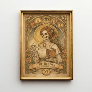 Könnte beinhalten: Gerahmtes Kunstwerk mit einer skelettartigen Figur, die eine Brille und ein Buch hält, mit der Aufschrift "The Reader". Das Kunstwerk im Vintage-Stil weist florale und himmlische Elemente auf, darunter ein Auge, eine Eule und ein Schlüssel. Die Farbpalette umfasst Gold-, Beige- und Brauntöne.