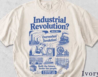 Könnte beinhalten: Ein elfenbeinfarbenes T-Shirt mit einem blauen Grafikdruck und dem Text Industrial Revolution? More like... Overworked Devolution! Built the future, broke the people. 8 HOURS? LOL. WE HAD 16 AND A DREAM. Das Design enthält Illustrationen einer Fabrik, eines Zuges, eines müden Arbeiters, einer Uhr, von Maschinen, eines Schiffes und eines Wagens.