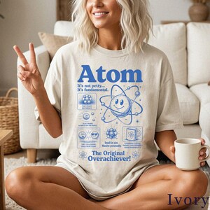 Camiseta Atom | Camiseta retro científica divertida | Regalo para nerds de la física | Camiseta gráfica unisex 73MW6Z imagen 2