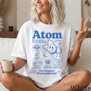 Camiseta Atom | Camiseta retro científica divertida | Regalo para nerds de la física | Camiseta gráfica unisex 73MW6Z imagen 5