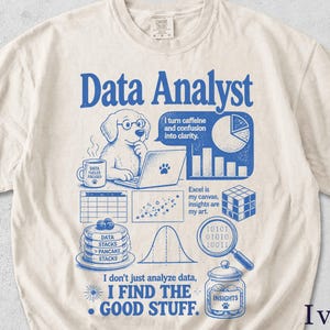 Könnte beinhalten: Elfenbeinfarbenes T-Shirt mit blauem Grafikdesign. Das Design zeigt die Worte "Data Analyst" und einen Cartoon-Hund mit Brille, der an einem Laptop arbeitet. Zusätzliche Grafiken sind Diagramme, ein Zauberwürfel und der Text "I find the good stuff."
