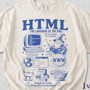 Könnte beinhalten: Ein elfenbeinfarbenes T-Shirt mit einem blauen Grafikdruck und dem Text HTML THE LANGUAGE OF THE WEB. Das Design zeigt einen Computer, einen Zauberer mit einem Buch namens HTML FOR HUMANS, einen Globus, Code-Schnipsel und den Text It's not magic. It's markup.