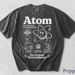 Camiseta Atom | Camiseta retro científica divertida | Regalo para nerds de la física | Camiseta gráfica unisex 73MW6Z imagen 7