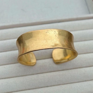 Pulsera ancha curvada lisa de estilo vintage, chapada en oro de 18 quilates y hecha a mano.