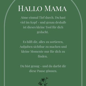 Könnte beinhalten: Grüner Hintergrund mit dem Text "HALLO MAMA" in Weiß. Der Text darunter lautet auf Deutsch und ermutigt den Leser, eine Pause einzulegen und Momente für sich selbst zu finden. Eine kleine Blumenillustration befindet sich unten.