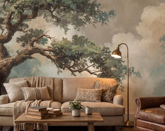 Könnte beinhalten: Ein Wohnzimmer mit einem großen Wandbild eines Baumes und Himmels. Vor dem Wandbild stehen ein beiges Sofa mit Kissen und ein Holztisch. Ein Ledersessel, eine Stehlampe und ein Bücherregal vervollständigen die Einrichtung.