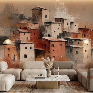 Puede incluir: Un salón moderno con un gran mural abstracto que representa un pueblo en tonos rojos, naranjas y blancos. La habitación cuenta con sofás beige, una mesa de centro de mármol y una alfombra estampada. Dos lámparas de pie arqueadas proporcionan iluminación.